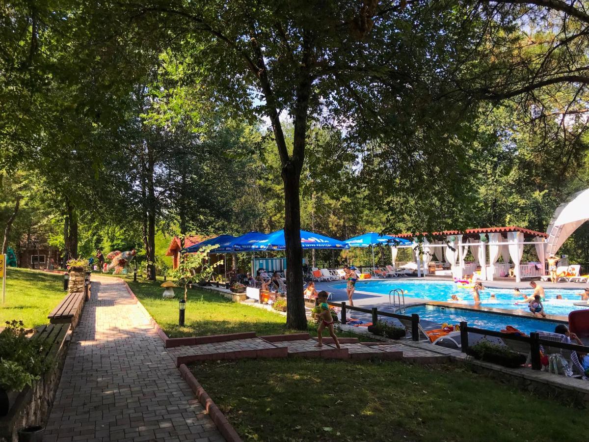 Sky Land Camping & Resort Cricova Exteriör bild