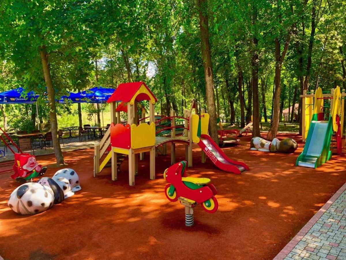 Sky Land Camping & Resort Cricova Exteriör bild