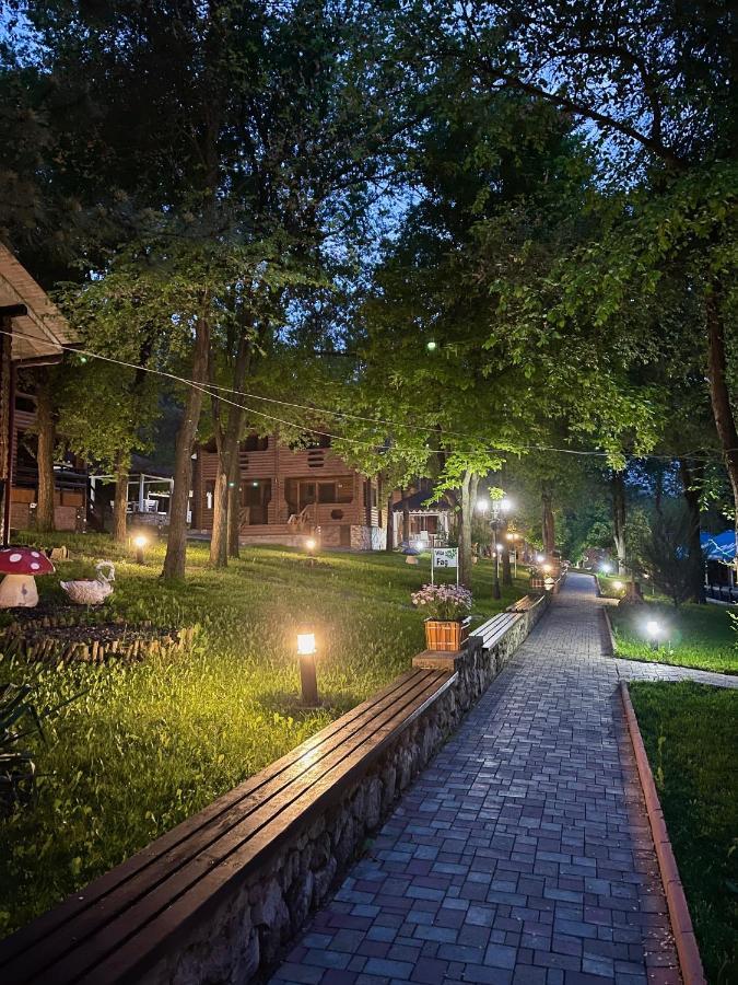 Sky Land Camping & Resort Cricova Exteriör bild