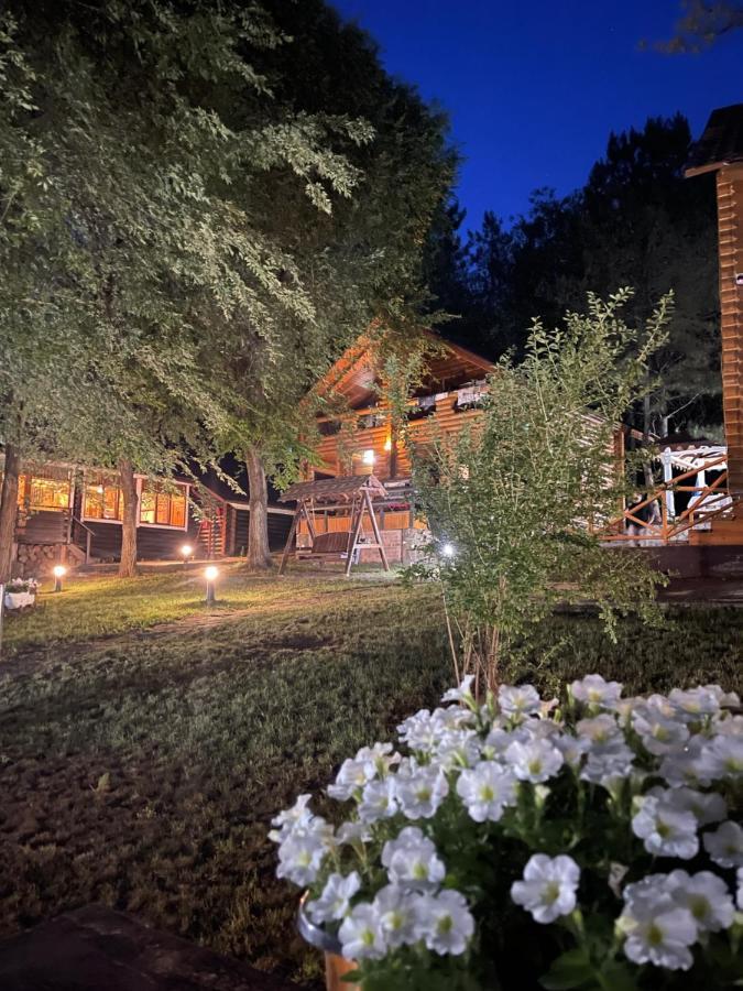 Sky Land Camping & Resort Cricova Exteriör bild